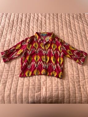 Red Ikat Short Sleeve Button-Up Shirt Rolled Sleeves Cropped Lightweight Sz S